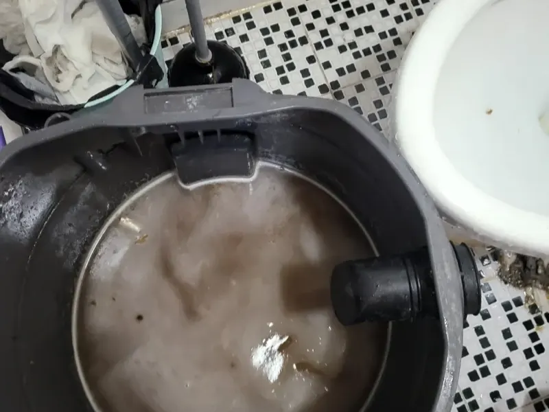 양산 석션 장비 통에 모인 오수